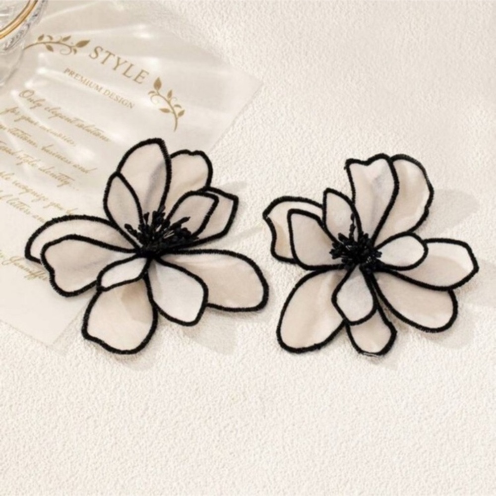 ✨NEW Elegant Black and White Floral Earrings - Picture 7 of 9